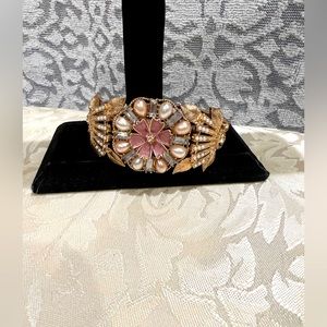 Pearly bangle bracelet. OS